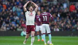 Pemain Arsenal, Declan Rice, merayakan gol dalam pertandingan Liga Inggris melawan Burnley di Turf Moor, Inggris, Sabtu, 1 November 2025. (AP Photo/Jon Super)