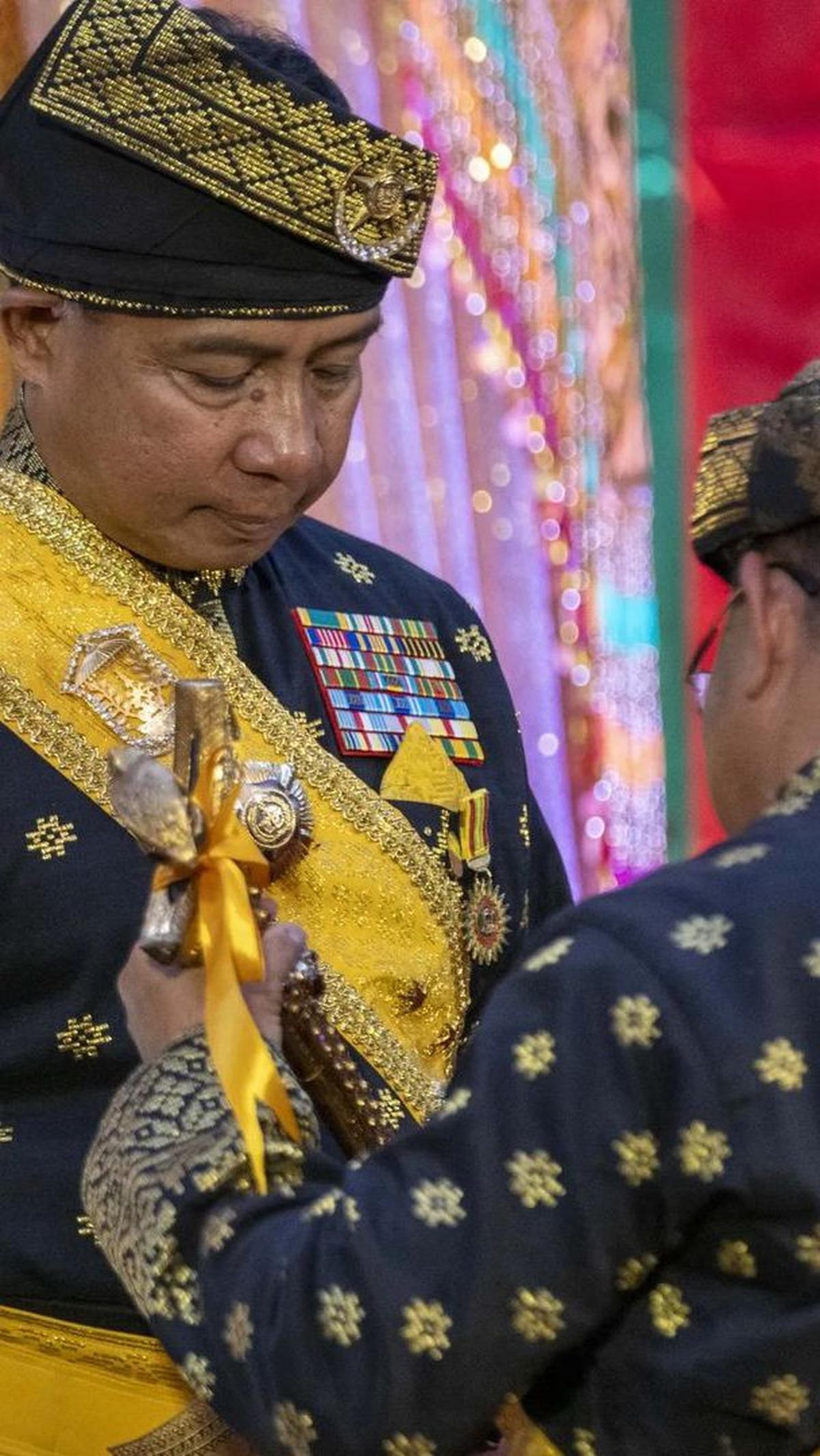 "Karena Gelar Adat ini adalah sebuah amanah bagi saya dan keluarga," ungkapnya. <br>