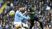 Gelandang Manchester City, David Silva, menendang  bola ke gawang Aston Villa pada laga Premier League 2019 di Stadion Etihad, Sabtu (26/10). Manchester City menang 3-0 atas Aston Villa. (AP/Rui Vieira)