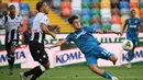 Penyerang Juventus,  Paulo Dybala menendang bola dari kawalan bek Udinese, William Troost-Ekong pada pertandingan lanjutan Liga Serie A Italia di Stadion Dacia Arena di Udine (23/7/2020). Udinese menang 2-1 atas Juventus. (AFP Photo/Marco Bertorello)