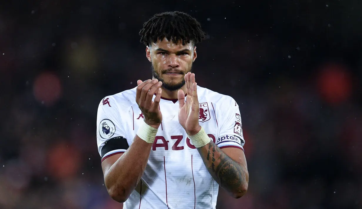 Tyrone Mings banyak menghabiskan kariernya sebagai pesepak bola bersama tim medioker Inggris, seperti Ipswich Town dan Bournemouth. Barulah pada 2019 lalu, ia direkrut oleh salah satu klub legendaris di Liga Inggris yaitu Aston Villa. Mings tercatat telah memainkan sebanyak 128 kali penampilan bersama The Villans. Namun, sang pemain hingga saat ini masih nihil gelar. (AFP/Oli Scarff)