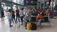 Suasana Stasiun Pasar Senen, Jakarta, Minggu (18/4/2021). Adanya larangan pemerintah untuk mudik pada tanggal 6 hingga 17 Mei mendatang, membuat sebagian warga memilih mudik lebih awal. (Liputan6.com/Herman Zakharia)