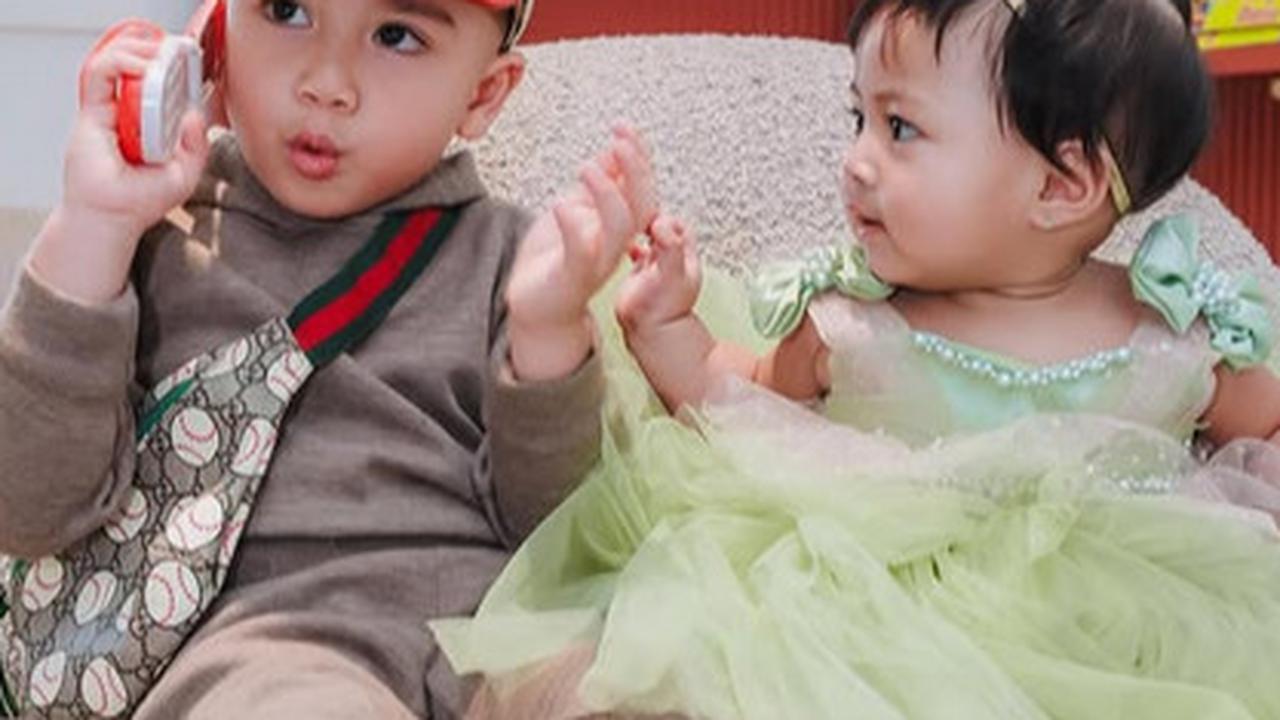 Super Gemas! Potret Rayyanza 'Cipung' Peluk Baby Lily dari Belakang, Putri Raffi & Nagita Cosplay Jadi Peri