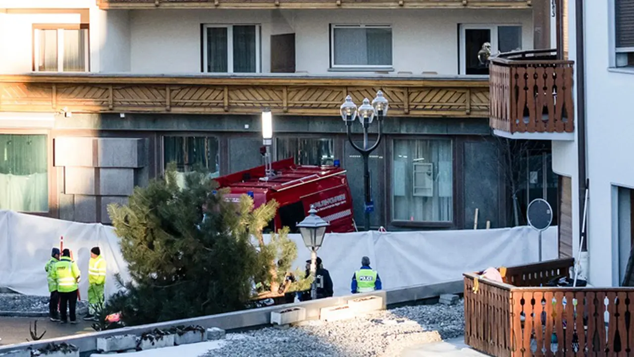 Petugas kepolisian memeriksa area lokasi terjadinya kebakaran di Crans-Montana, Pegunungan Alpen Swiss, Swiss, pada Kamis (1/1/2026).
