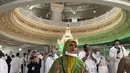 Jemaah Muslim berdoa di Masjidil Haram selama Umrah, di kota suci Muslim Mekkah, Arab Saudi, Minggu  (6/3/2022). Arab Saudi mengambil kebijakan untuk mengakhiri semua pembatasan Covid-19 termasuk kebijakan jaga jarak dan menggunakan masker di luar ruangan. (AP Photo/Amr Nabil)