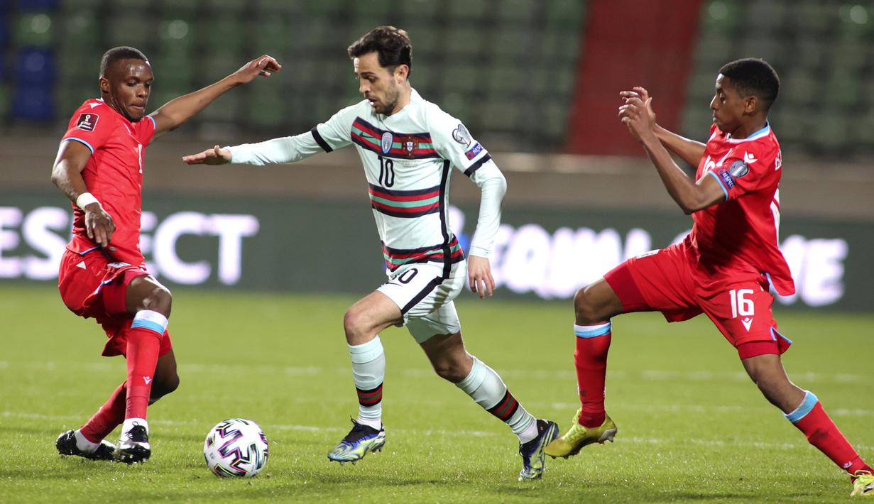 Striker Portugal, Bernardo Silva (tengah) mencoba melewati dua pemain Luksemburg dalam laga Kualifikasi Piala Dunia 2022 Zona Eropa Grup A di Josy Barthel Stadium, Luksemburg, Selasa (30/3/2021). Portugal menang 3-1 atas Luksemburg. (AP/Olivier Matthys)