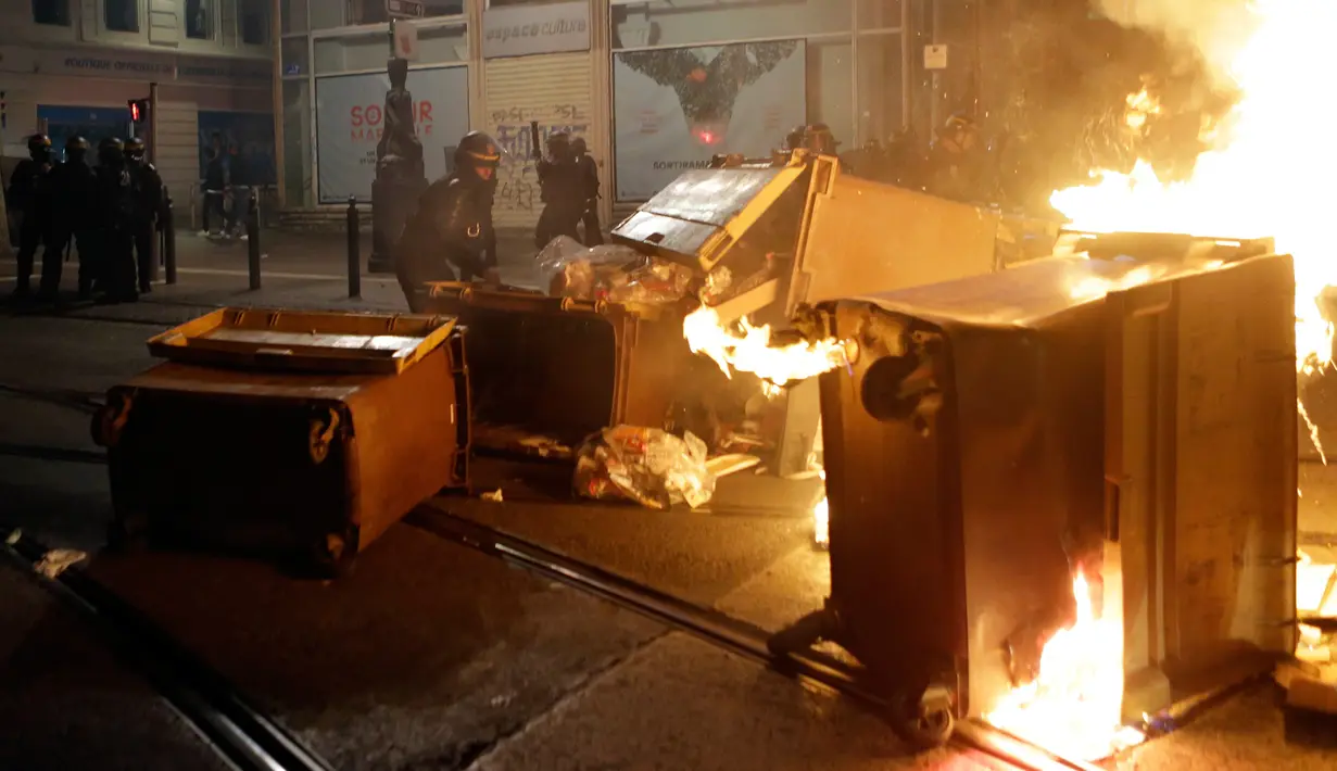 Polisi anti huru hara berusaha mengamankan kericuhan yang disebabkan oleh pendukung Marseille di Vieux Port di Marseille, Prancis (16/5). Marseille kalah 3-0 dari Atletico Madrid pada laga final Liga Europa 2018. (AP / Claude Paris)