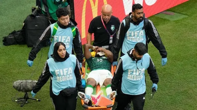 Yasser Al-Shahrani mengalami cedera horor di laga Piala Dunia 2022 (Photo: AP Photo/Luca Bruno)
