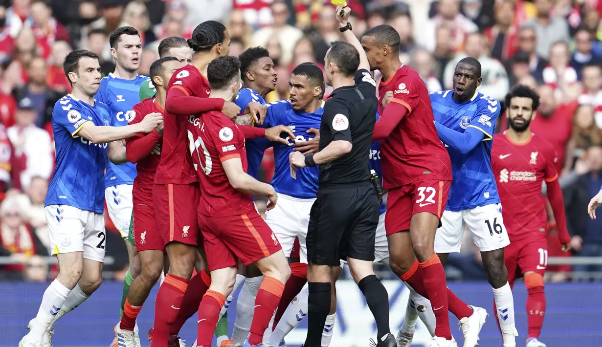 <p>Pemain berdebat dengan wasit selama pertandingan lanjutan Liga Inggris antara Liverpool dan Everton di stadion Anfield di Liverpool, Inggris, Minggu (24/4/2022). Tambahan tiga poin membuat Liverpool tetap di posisi kedua dengan 79 poin dari 33 laga, selisih satu angka dari Man City di posisi pertama. (AP Photo/Jon Super)</p>