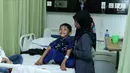 Seorang ibu menguatkan anaknya sebelum masuk ruang operasi di RS EMC, Bogor, Jawa Barat, Sabtu (21/4). RS EMC menggelar operasi hernia kepada 60 pasien. (Liputan6.com/Herman Zakharia)