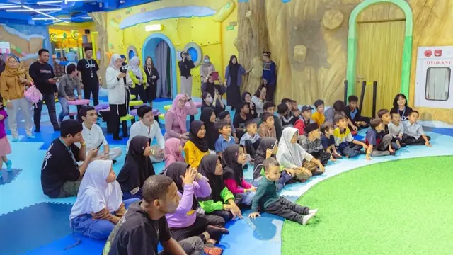 Onix Fragrance melakukan aksi sosialnya dengan berbagi bersama puluhan anak yatim dari Yayasan Alpha Indonesia atau Rumah Asuh Yatim Fadhilah Ihsan
