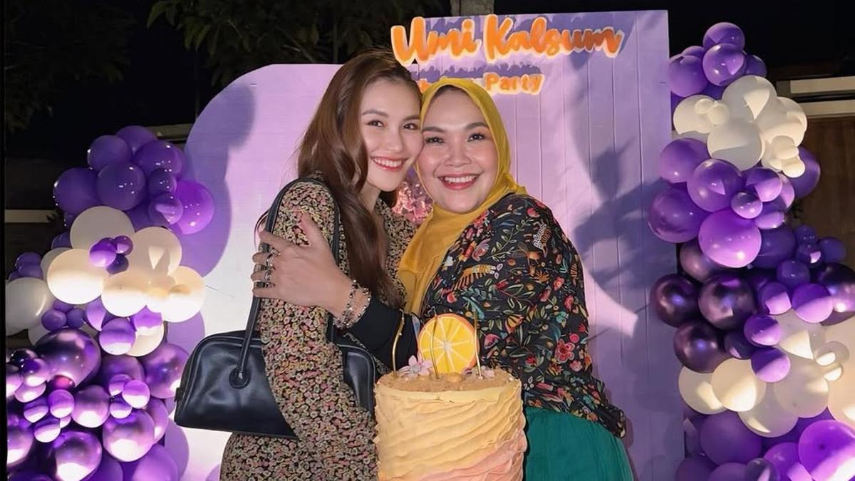 5 Potret Pesta Ultah Ibunda Ayu Ting Ting, Suprise Manis dari Keluarga Tercinta
