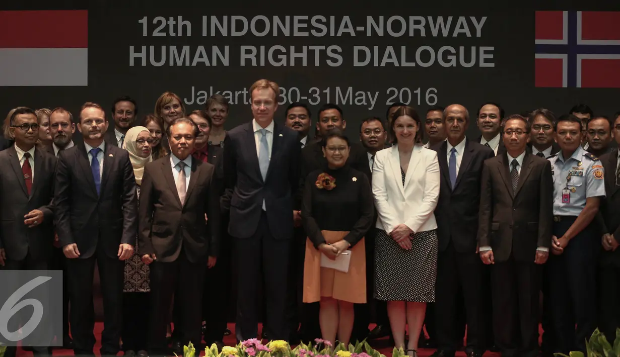 Menlu Norwegia Broge Brende, Menlu RI Retno Marsudi bersama kedua delegasi berfoto bersama usai membuka Dialog HAM antara RI dan Norwegia di Kementerian Luar Negeri, Jakarta, Senin (30/5). (Liputan6.com/Faizal Fanani)