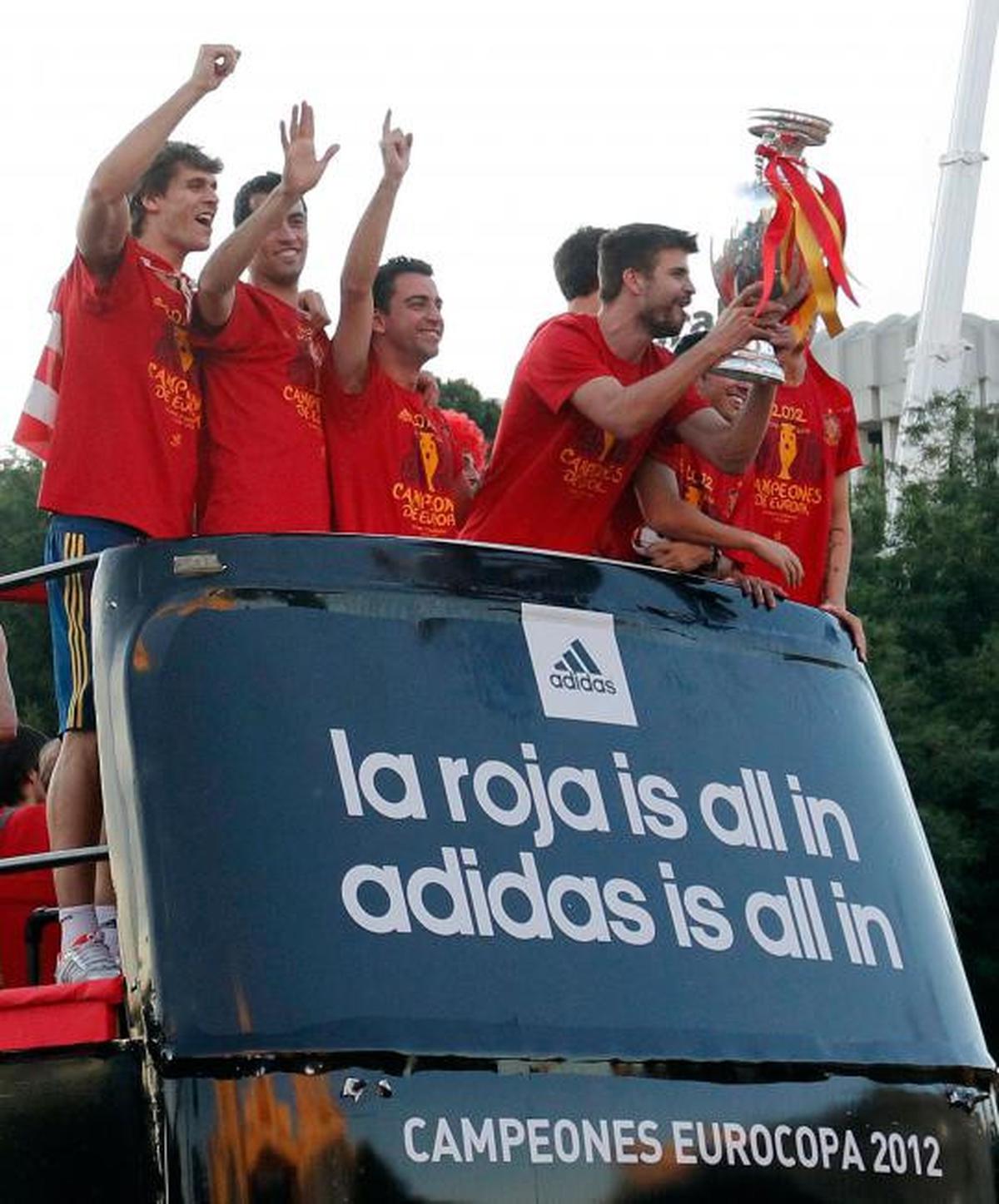 Ribuan warga Spanyol di Madrid sambut trofi Euro 2012