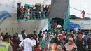 Sejumlah pemudik turun dari KM Labobar saat tiba di Pelabuhan Tanjung Perak, Surabaya, Jawa Timur, Jumat (31/5/2019). Pelindo III memprediksi puncak mudik angkutan laut Lebaran 2019 yang masuk ke Jawa Timur akan terjadi pada H-3 atau Minggu, 2 Juni. (merdeka.com/Dwi Narwoko)