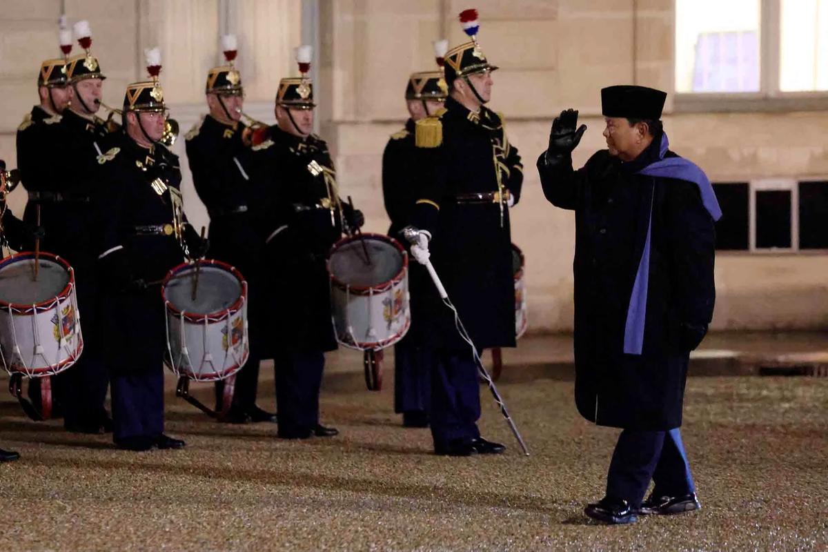 FOTO: Momen Keakraban Prabowo dan Macron dalam Pertemuan di Istana Elysee