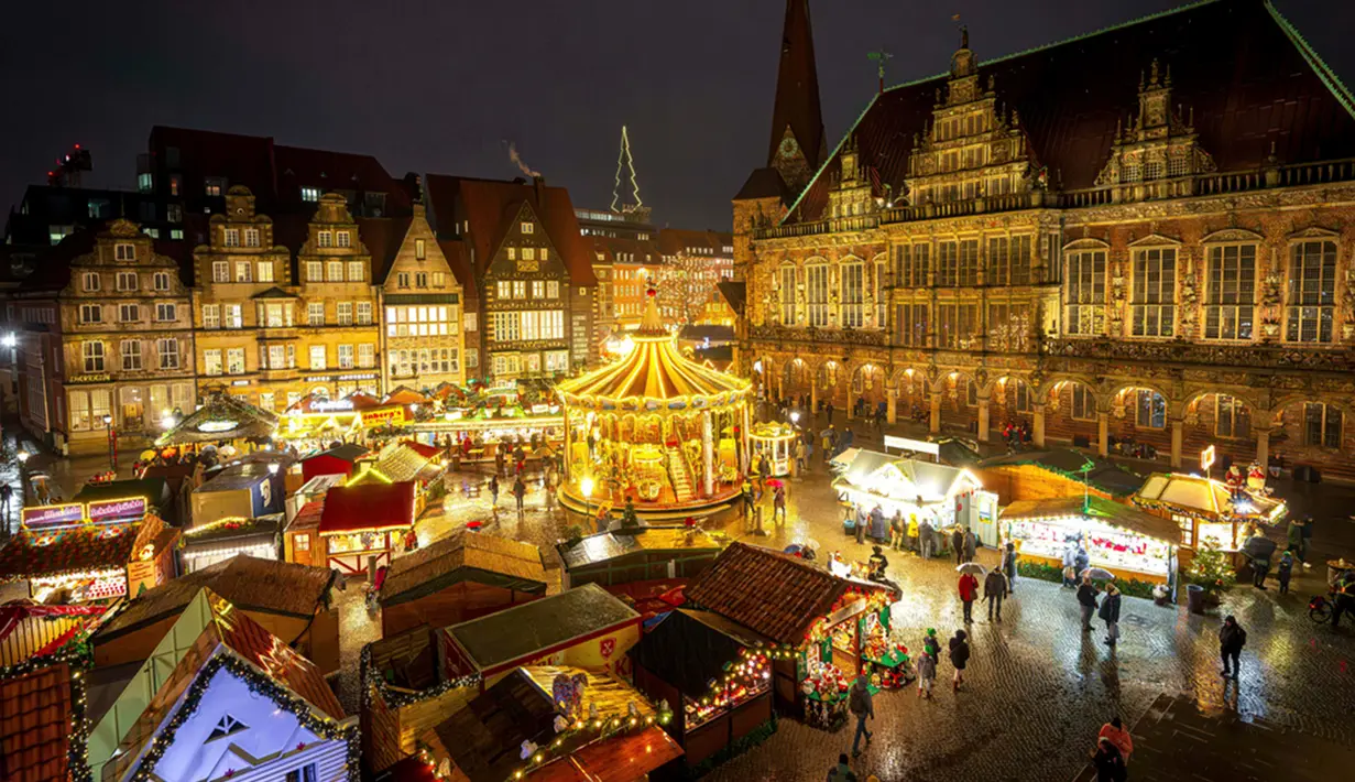 Suasana Pasar Natal di depan Balai Kota Bremen, Jerman, Senin (27/11/2023). Pasar Natal di sekitar Alun-Alun Bremen berlangsung mulai 27 November hingga 23 Desember. (Sina Schuldt/dpa via AP)