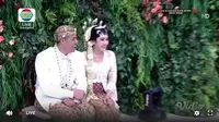 Lihat baju pengantin tradisional The Akad Nikah Via Vallen dan Chevra Yolandi dari Svarna By IKAT Indonesia rancangan Didiet Maulana