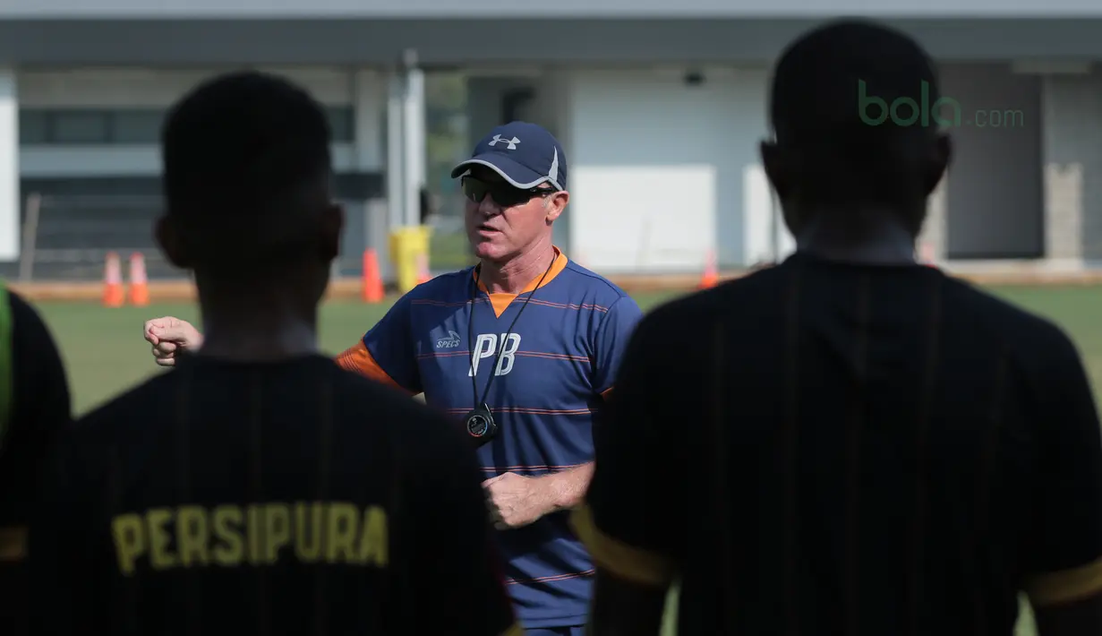 Pelatih Persipura Jayapura, Peter Butler memberikan arahan kepada timnya saat sesi latihan di Lapangan ABC Senayan, Jakarta, (9/5/2018). Persipura akan bertandang kemarkas Persib Bandung 12 mei 2018. (Bola.com/Nick Hanoatubun)