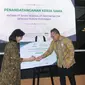 Direktur Utama PT Bank Muamalat Indonesia Tbk Achmad K. Permana (kanan) menyaksikan penandatanganan penyaluran pembiayaan perumahan KPR Hijrah yang dilakukan oleh Direktur Bisnis Ritel PT Bank Muamalat Indonesia Tbk Purnomo B. Soetadi (tengah) dan Direktur Pemasaran Perumnas Tambok Setyawati (kiri) di Muamalat Tower, Jakarta, Rabu, (19/10/2022). (Dok&nbsp;Muamalat)