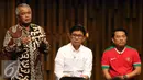 Caketum PSSI 2016-2010, Djohar Arifin Husin (kiri) menjawab pertanyaan pada debat terbuka di Hall SCTV Tower, Jakarta, Selasa (4/10). Rencananya, pemilihan Ketua Umum PSSI akan dilaksanakan pada 17 Oktober mendatang. (Liputan6.com/Helmi Fithriansyah)
