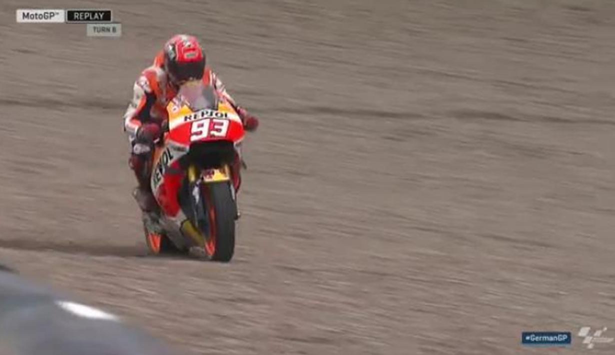 Pebalap Repsol Honda, Marc Marquez, sempat keluar lintasan dan masuk ke gravel saat balapan MotoGP Jerman di Sirkuit Sachsenring, Minggu (17/7/2016). (Bola.com/Twitter/MotoGP)