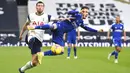 Pemain Leicester City, James Madison, berebut bola dengan pemain Tottenham Hotspur, Pierre-Emile Hojbjerg, pada laga Liga Inggris di London, Minggu (20/12/2020). Leicester menang dengan skor 2-0. (Andy Rain/ Pool via AP)