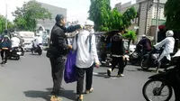 Satpol PP Makassar, Sulawesi Selatan, menurunkan pasukan khusus pemungut sampah saat aksi damai 4 November. (Liputan6.com/Eka Hakim)