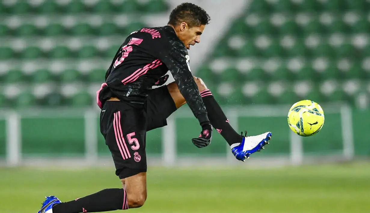 5. Raphael Varane (Real Madrid) - Pemain asal Prancis ini adalah salah satu benteng kokoh di lini pertahanan Los Blancos. Bek berusia 27 tahun itu direkrut Real Madrid dari Lens dengan harga 10 juta euro pada musim 2011/2012. (AP/Jose Breton)