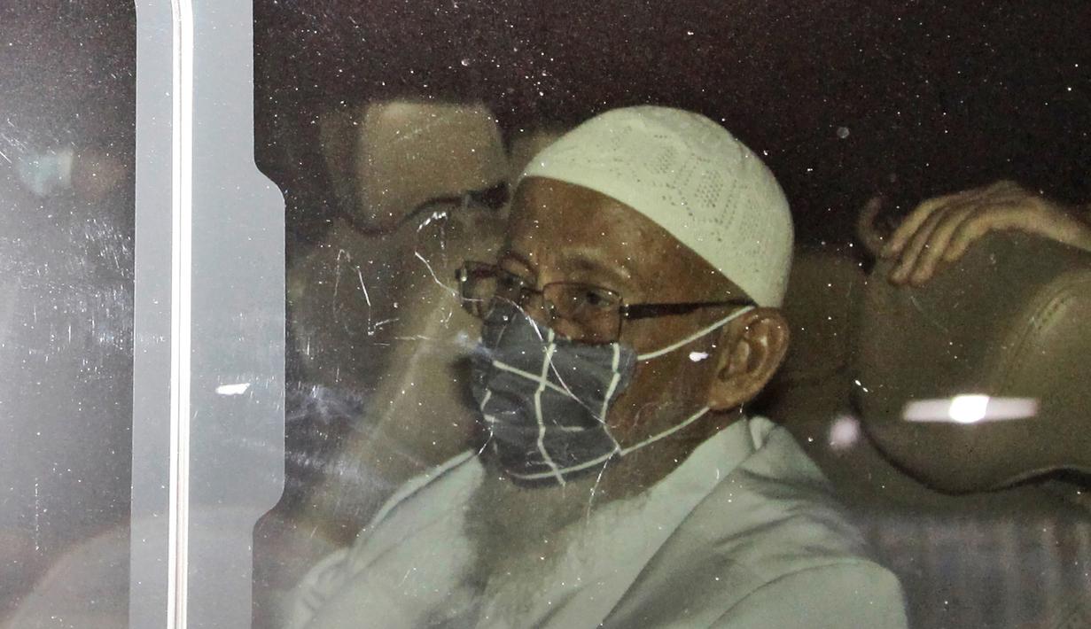 Abu Bakar Baasyir duduk di dalam sebuah van setelah dibebaskan dari Lapas Gunung Sindur, Kabupaten Bogor, Jawa Barat, Jumat (8/1/2021). Baasyir meninggalkan Lapas usai melaksanakan salat Subuh atau sekitar pukul 05.21 WIB, Jumat (8/1/2021) setelah dinyatakan bebas murni. (AP Photo/Aditya Irawan)