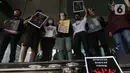 Pegiat Antikorupsi yang menamakan diri Rakyat Indonesia Peruwat KPK, melakukan aksi teatrikal "Ruwatan" di Lobby Gedung Anti-Corruption Learning Center (ACLC) KPK, Jakarta, Jumat (28/5/2021). Ruwatan ini sebagai simbol pengusiran energi jahat dari tubuh KPK. (Liputan6.comHelmi Fithriansyah)