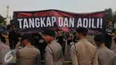 Massa dari Koalisi Solidaritas untuk Jopi melakukan aksi kamisan di depan Istana Negara, Jakarta, Kamis (2/7/15). Dalam aksinya mereka meminta kepada Jokowi untuk menuntaskan kasus pembunuhan Jopi. (Liputan6.com/Herman Zakharia)