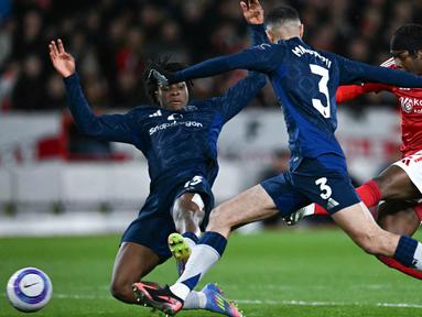 Pemain Nottingham Forest, Anthony Elanga, mencetak gol ke gawang Manchester United pada lanjutan Liga Inggris di The City Ground pada Selasa (1/4/2025). (AFP/PaulEllis)