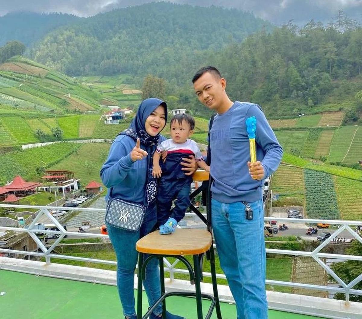 Meskipun kerap bertugas di tempat terpisah, keduanya tetap menjadi pasangan yang harmonis. Dari pernikahannya, Sertu Dhony dan Briptu Ardiana telah dikaruniai seorang bayi lucu bernama Arkhana. <br>