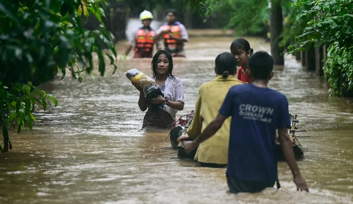 Warga di Taungoo, wilayah Bago, Myanmar terpaksa diungsikan sementara menghindari banjir besar akibat Topan Yagi. (Sai Aung MAIN/AFP)