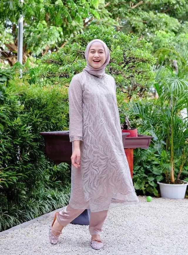 2. 5 Inspirasi Hijab Stylish dan Syar'i 2025 ala Selebriti, Intip Gaya Nina Zatulini hingga Dara Arafah
