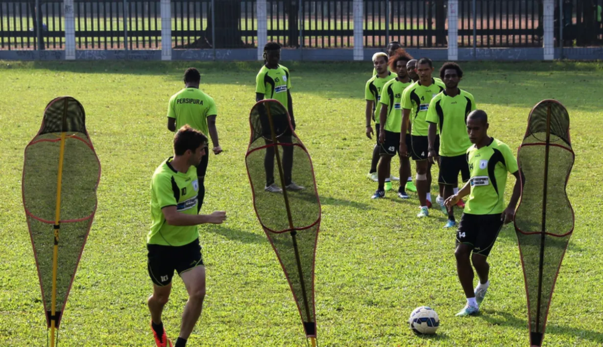 Suasana latihan terakhir Persipura di Lapangan C Gelora Bung Karno, Senayan, Jakarta. Jumat (8/5). Persipura bersiap menghadapi  tuan rumah Bengaluru FC India. (bola.com/Arief Bagus)