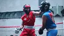 Gaga Muhammad (kiri) berduel dengan Raja 'Big Hecaa' pada ajang bertajuk Univehttps://www.bola.com/dashboard/articles/create?type=PhotoGallery#rsity Boxing League (UBL) yang berlangsung di Embassy Lounge Jakarta, Senayan, Jumat (20/9/2024) malam WIB. (Bola.com/Abdul Aziz)