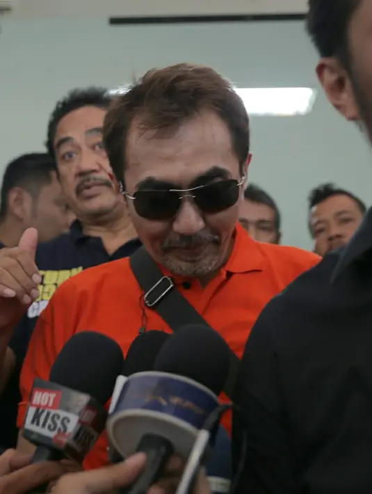 Selain pemeriksaan pada Ketua Persatuan Artis Film Indonesia (Parfi) Gatot Brajamusti alias Aa Gatot, hari ini juga direncanakan pemeriksaan AS (Ary Suta) atau orang yang memberi senjata itu. (Andy Masela/Bintang.com)