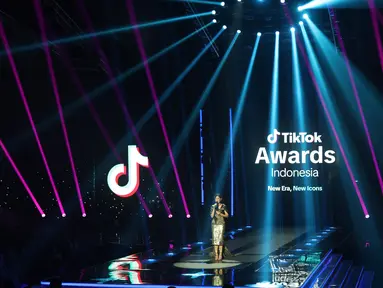 Kemeriahan malam puncak TikTok Awards Indonesia 2025 di Studio Emtek City Indosiar, Jakarta, pada Jumat (21/11/2025) malam. TikTok resmi menobatkan 19 pemenang dari 16 kategori dalam malam puncak TikTok Awards Indonesia 2025 yang digelar pada Jumat (21/11/2025). (Kapanlagi.com/Budy Santoso)