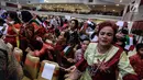 Jemaat mengibarkan bendera merah putih dan Palestina dalam acara Natal Taruna Merah Putih di Jakarta, Jumat (22/12). Perayaan natal tersebut sebagai bentuk kepedulian terhadap kedaulatan Palestina. (Liputan6.com/Faizal Fanani)