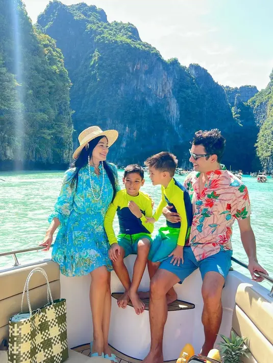 Keluarga Titi Kamal dan Christian Sugiono tengah liburan bersama di Thailand. [Instagram.com/titi_kamall]