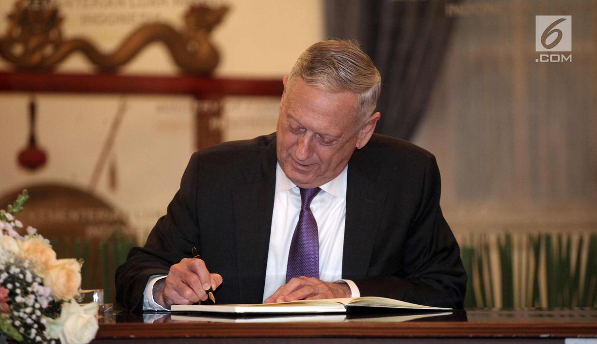 Menhan AS, Jim Mattis mengisi buku tamu di Kantor Kementerian Luar Negeri, Jakarta, Senin (22/1). Mattis dijadwalkan berkunjung ke Tanah Air pada 22-24 Januari 2018 untuk bertemu sejumlah pejabat tinggi Indonesia. (Liputan6.com/Arya Manggala)
