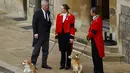 <p>Pangeran Andrew bersama anjing corgi milik Ratu Elizabeth II. Tak lama setelah Pangeran Philip meninggal dunia pada 2021 sang Ratu mendapat dua anak anjing, tapi salah satunya akhirnya mati. Pangeran Andrew kemudian memberikan satu anak anjing lagi untuk sang ibunda.(Foto: Peter Nicholls/Pool Photo via AP)</p>