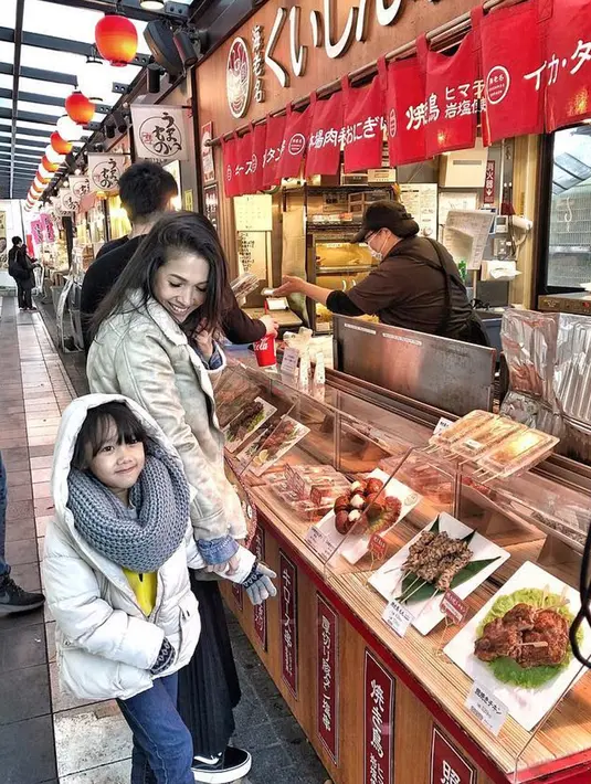 Istri Tora Sudiro, Mieke Amalia memesan makanan bersama anaknya saat mencicipi kuliner Jepang. Dengan penuh keceriaan, pasangan Tora-Mieke mengajak anak-anak mereka untuk mencicipi kuliner khas di Ebina-Shi, Kanagawa, Jepang. (instagram.com/mieke_amalia)