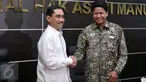 Kepala BNPT Komjen Suhardi Alius berjabat tangan dengan Ketua Komnas HAM, Imdadun Rahmat ketika mendatangi kantor Komnas HAM di Jakarta, Rabu (3/8). Kedatangan Suhardi guna membahas penanggulangan terorisme dan HAM. (Liputan6.com/Johan Tallo)