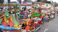 Aneka mainan tradisional dijajakan di Palembang untuk menyambut peringatan Hari Kemerdekaan 17 Agustus 1945. (Liputan6.com/Nefri Inge)