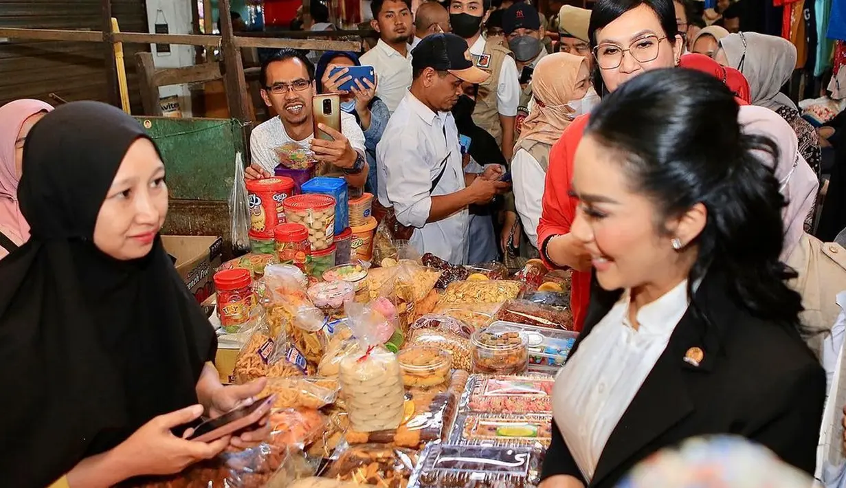 Berikut beberapa potret Krisdayanti blusukan ke Pasar Singosari, Kabupaten Malang, Jawa Timur. Dari beberapa foto dan video, mantan istri Anang Hermansyah itu menyapa para pedagang pasar. [Instagram/krisdayantilemos]