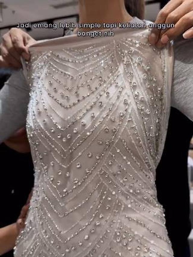 Makin Dekat Pelaminan, Ini 7 Momen Debi Sagita Pilih Kain untuk Gaun Pengantin