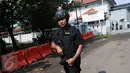 Polisi bersenjata laras panjang berjaga di dekat pintu masuk dermaga Wijayapura menuju LP Nusakambangan, Cilacap, Jateng, Kamis (28/7). 1.466 personel gabungan disiagakan untuk melakukan pengamanan eksekusi mati tahap III. (Liputan6.com/Helmi Afandi)